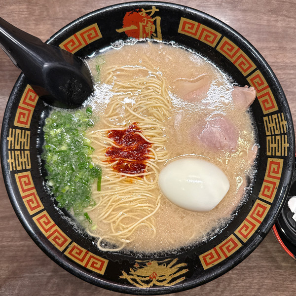 「ラーメン＋半熟塩ゆでたまご」@一蘭 下北沢店の写真