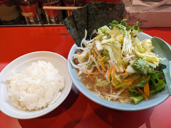 「チャーシュー麺（固め・濃め）+野菜畑+ライス」@横浜家系ラーメン 黄金家 鴨居店の写真