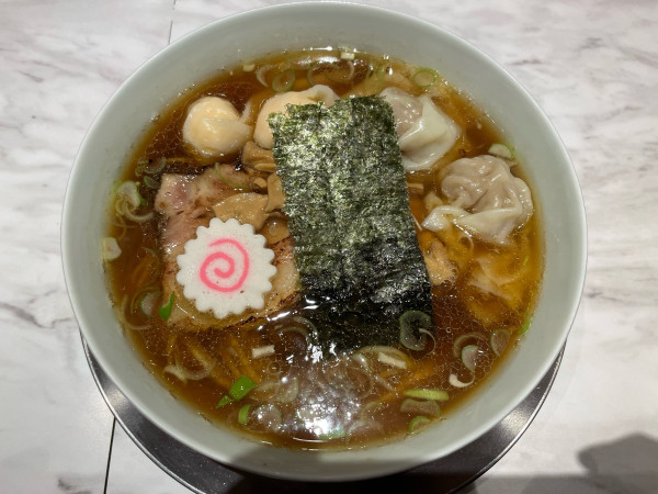 「肉・海老醤油わんたん麺　黒」@Ramen  KURUMUの写真