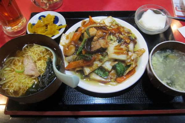 「八宝菜の定食　800円＋半ラーメン　200円」@花彫酒家の写真