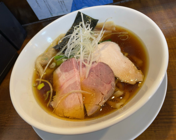 「臥龍(醤油/手揉み麺)＋自家製ワンタン」@麺屋 龍の写真