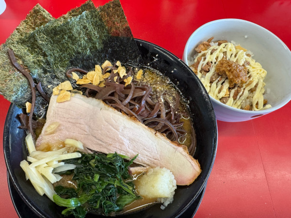 「ラーメン➕キクラゲ・チャーシューまぶし」@王道家直伝 との丸家 八潮店の写真
