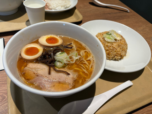「【白神】えびそば醤油味玉付 + えび炒飯」@POPUPラーメン 東京ミッドタウン八重洲店の写真