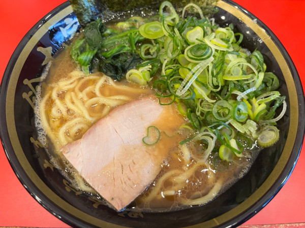 「ラーメン(並)850円＋九条ネギ200円」@横濱家系ラーメン 鈴木家の写真