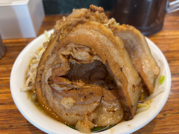 「雷そば　中盛り　豚増し　ヤサイニンニク」@雷 松戸駅東口店の写真