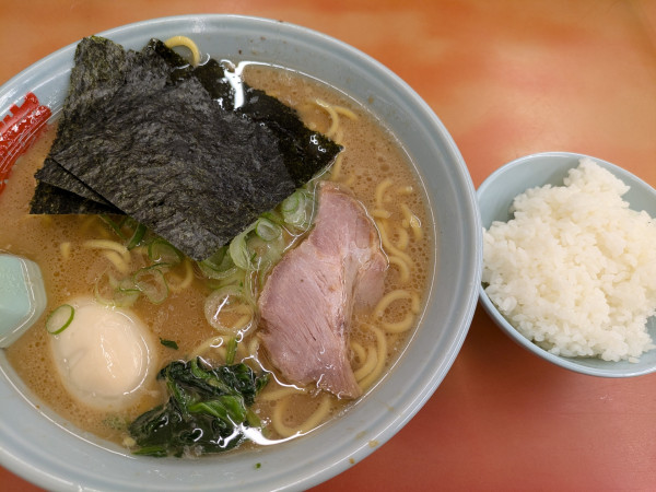 「醤油ラーメン大盛り➕無料クーポン(半ライス➕味玉➕餃子)」@ラーメン山岡家 さいたま丸ヶ崎店の写真