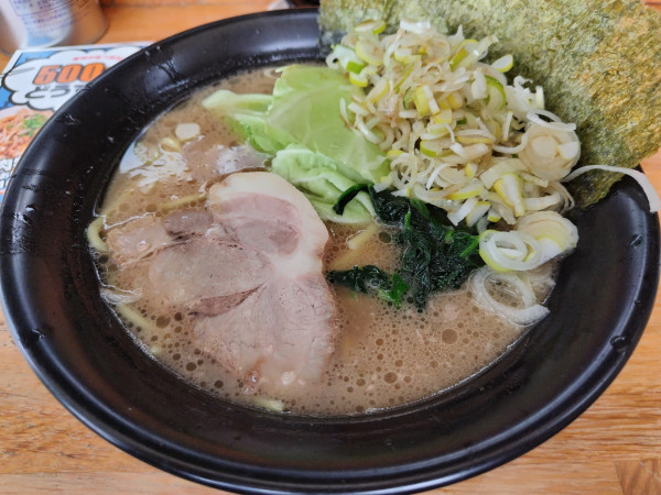 「とんこつ醤油ラーメン　※かため　※㋗で５００円　＋ネギ」@横浜ラーメン 萬年家の写真