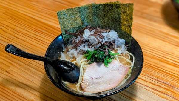 「ラーメン＋きくらげブレンド＋玉ねぎ（850円＋150円＋30円）」@横横家 仙台店の写真