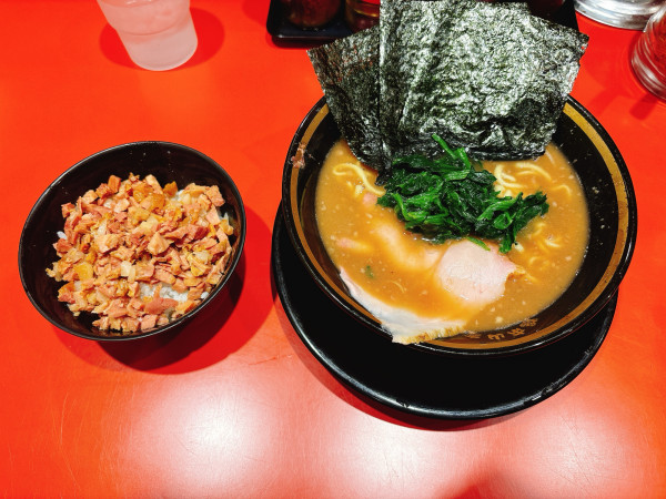「ラーメン＋チャーシューまぶしご飯」@環2家 川崎店の写真