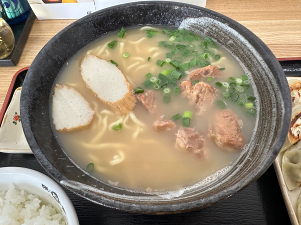 「ソーキそば（並盛・220g・こってり・小ライス付き）850円」@沖縄そば・ソーキそば 南風2ndの写真