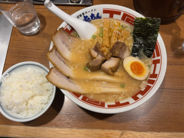 「豚骨チャーシューラーメン」@屯ちん 池袋本店の写真