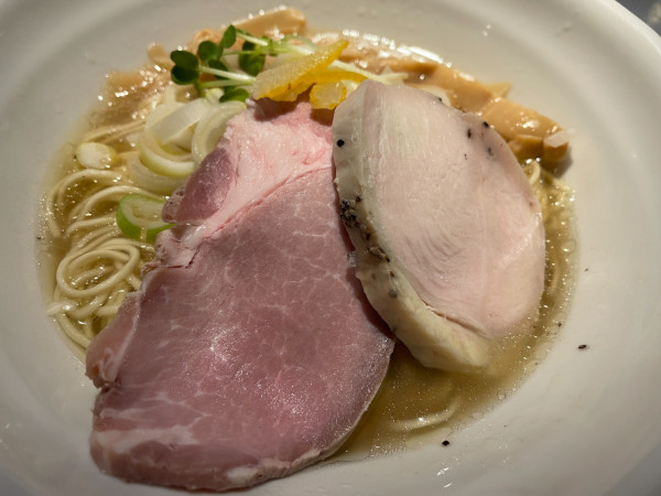 「知床鶏とらうす昆布の黄金塩そば：980円」@麺匠佐蔵 長野駅前店の写真