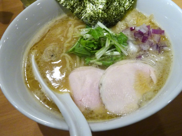 「濃厚鶏白湯醤油そば　950円」@らーめん 猫も杓子もの写真