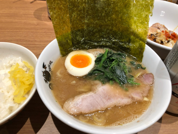 「ラーメン(小)-硬め多め ライス(小)　皿チャーシュー　ビール」@まだ洞くつ家の写真