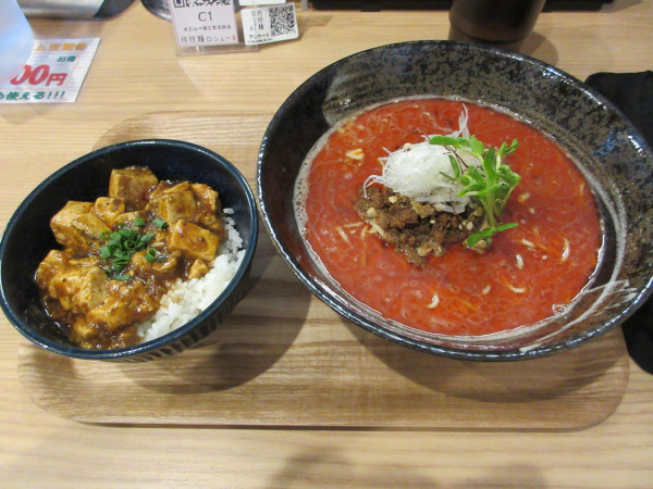 「赤・担々麺（９８０円）＋麻婆丼３８０円」@担担麺 ロシューの写真