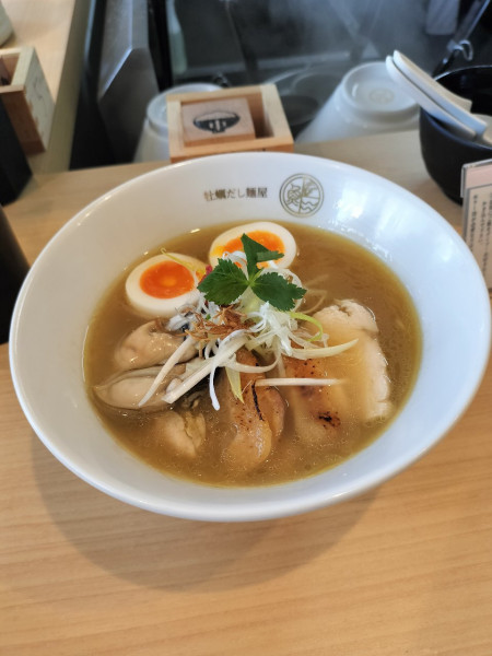 「饗濃厚鶏だし麺 ¥1090  &親鶏あえ玉 ¥400」@牡蠣だし麺屋 汐ノ音の写真