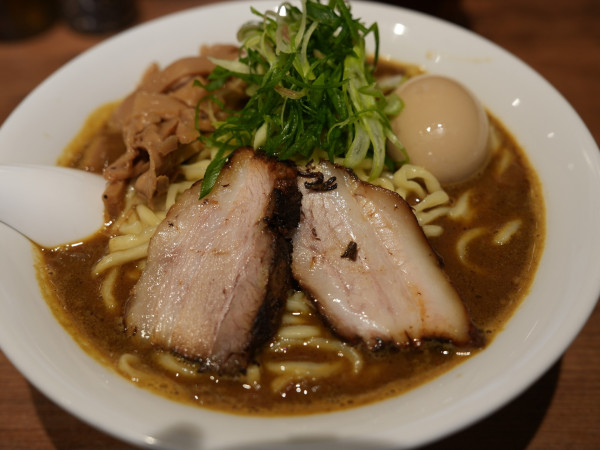 「スパイシーカリー麺 中盛＋サービス味玉」@麺好獅子團の写真