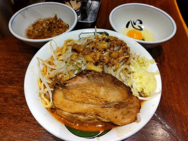 「雷味噌並＋生卵､味付きアブラ」@ラーメン 雷 東京本丸店の写真