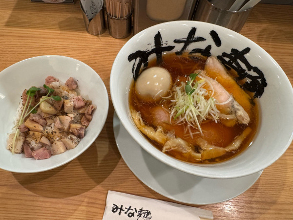 「清め・染（しむ）醤油らーめんスペシャル&炙りチャーシュー丼」@みな麺 なんばウォーク店の写真