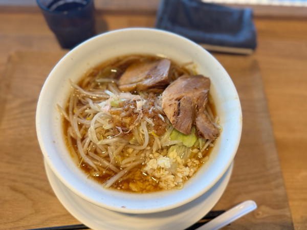 「ラーメン200g(豚2枚)980円少なめ150gにんにく少し」@マシマシらーめん 物語はここから始まるのだ。 大井競馬場前店の写真
