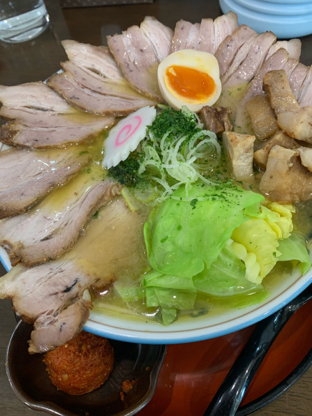 「辛みそチャーシュー麺(煮玉子)」@寅真らーめんの写真