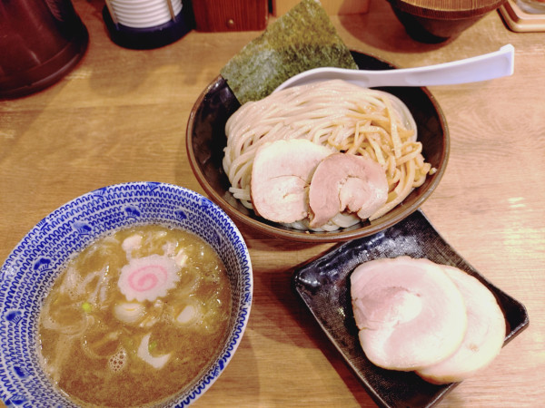 「つけ麺（小盛）＋チャーシュー（２００円）＝１０４０円」@舎鈴 丸の内店の写真