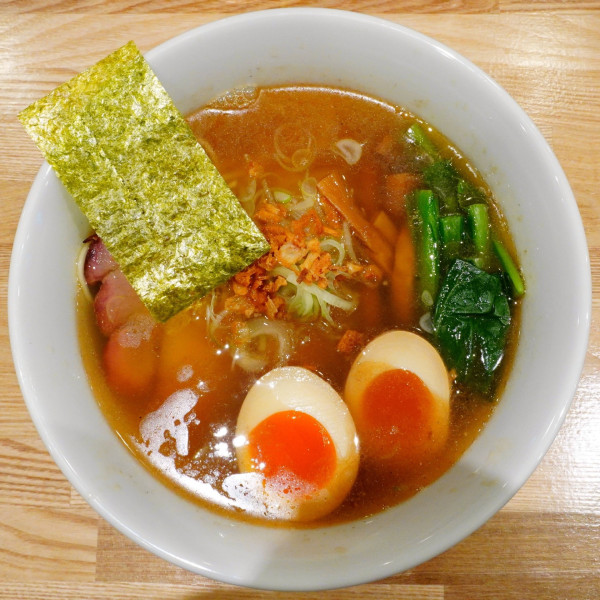 「味玉塩そば（炭火つるし焼きチャー）＋瓶ビール（中瓶）」@麺や みかんの写真