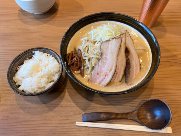 「特製味噌ラーメン大盛り➕ライス」@味噌らーめん いと井 横浜西口店の写真