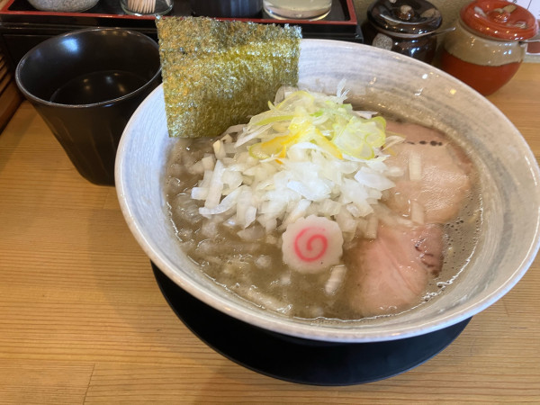 「濃厚煮干しそば　塩　玉ねぎ」@麺屋なると 伊奈店の写真