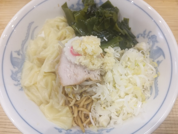 「ワンタンメン（油変更）・麺軽め・+ニンニク+わかめ」@らーめん 高尾の写真