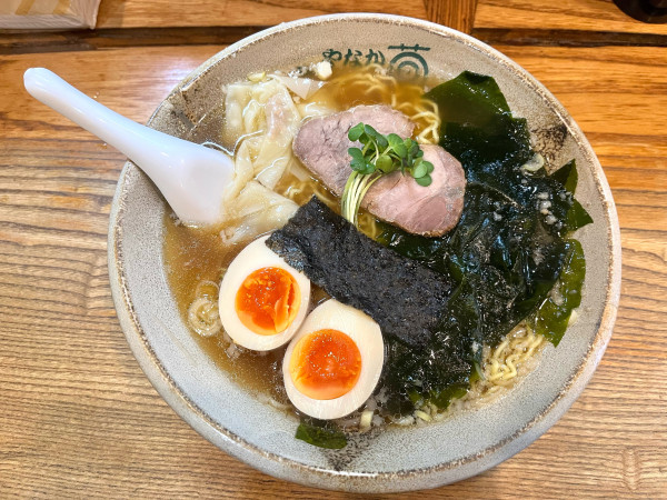 「醤油ワンタン味玉海苔」@支那そば やなか草の写真