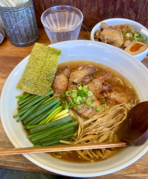 「醤油:肩ロースチャーシュー麺大盛トッピングねぎ」@麺や 八雲の写真