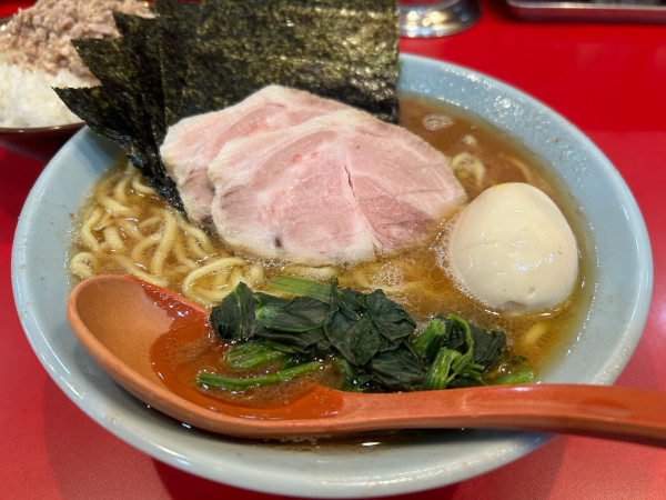 「特選 中（硬め 多め）＋ライス」@横浜ラーメン おか本の写真