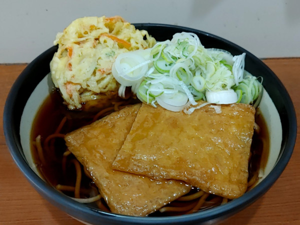 「天ぷらそば（440円）、油揚げ（120円）」@イイダヤ軒 松本駅前店の写真