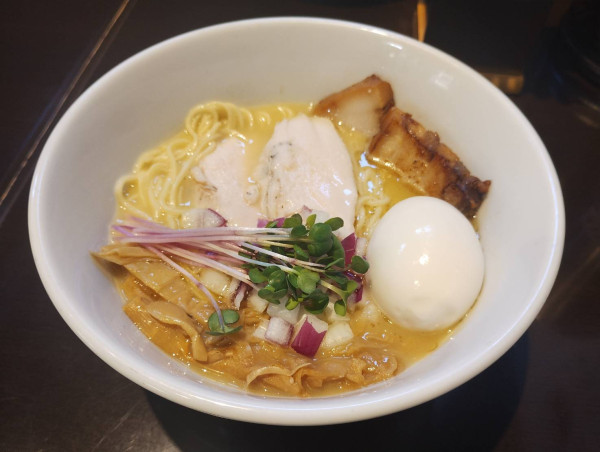 「濃厚鶏そば（味玉）」@中華そば 輝羅の写真