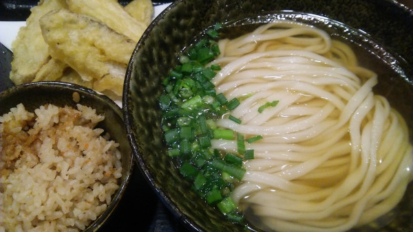 「ごぼう天うどん 900円＋かしわ飯（小） 200円」@博多うどん はし田たい吉 西新橋店の写真