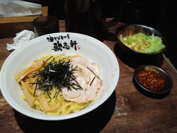 「油そば・キャベツ＆食べるラー油トッピング」@油そば専門店 歌志軒 栄店の写真