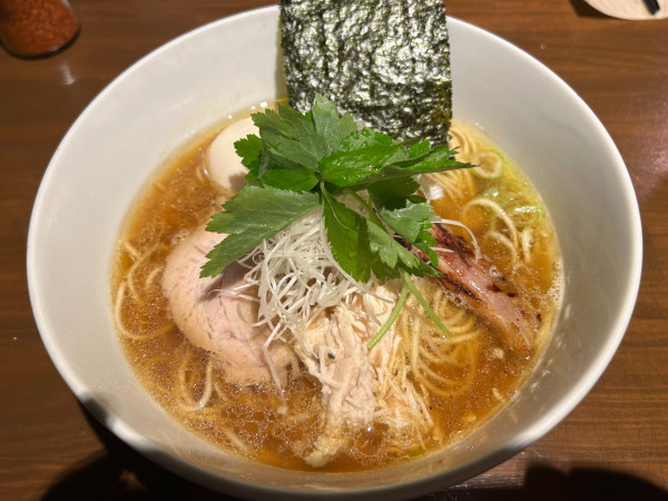 「鶏そば(醤油)900円+味玉150円=1,050円」@神田とりそば なな蓮の写真