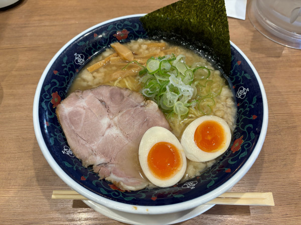 「こってり背脂豚骨ラーメン 大盛り トッピング味玉」@凌駕 IDÉAの写真