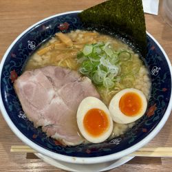 こってり背脂豚骨ラーメン　大盛り　トッピング味玉