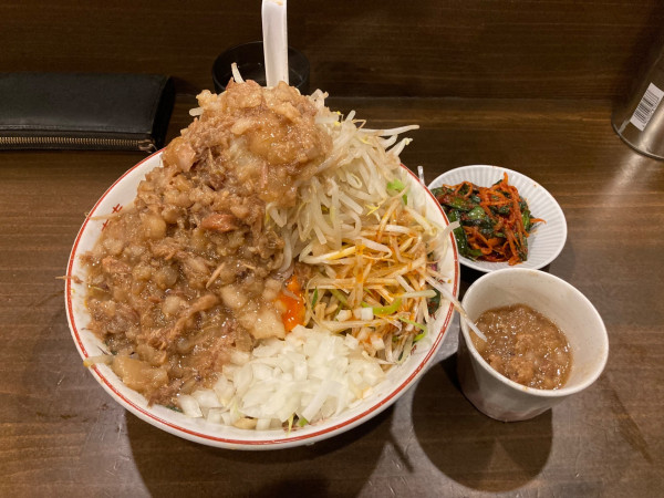 「汁なし（豚抜き）+麺増し+ニラキムチ×2 1210円」@男気らーめんアカギ 新田木崎店の写真