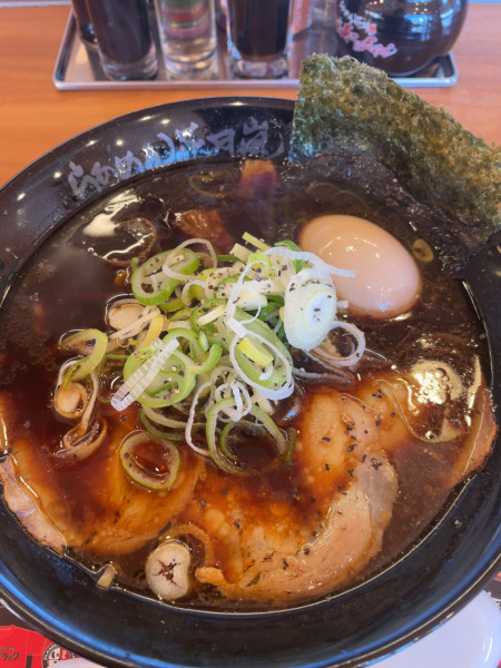 「限定　富山ブラック+味玉」@らあめん花月嵐 久保稲荷店の写真