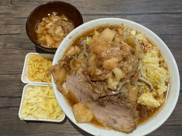 「ラーメン中チーズ・しょうが・味付アブラ」@ラーメンマルキの写真