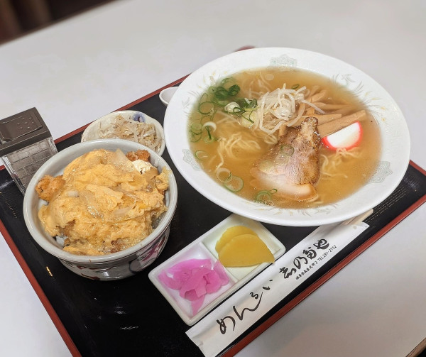 「ミニ丼と中華そばのセットメニュー」@麺類 志のだやの写真