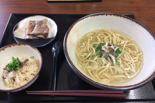 「鯛だしソーキそば」@天然金目鯛だし沖縄そば 磯ノ宮の写真