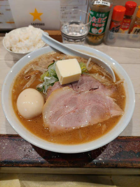 「特製味噌ラーメン＋バター＋小ライス」@札幌味噌ラーメン葵葉 荏原中延店の写真