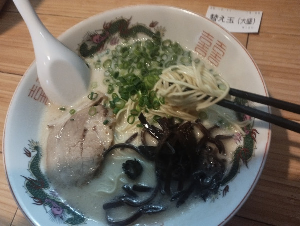 「博多豚骨ラーメン(700)＋替え玉(120)」@コハクノトキの写真