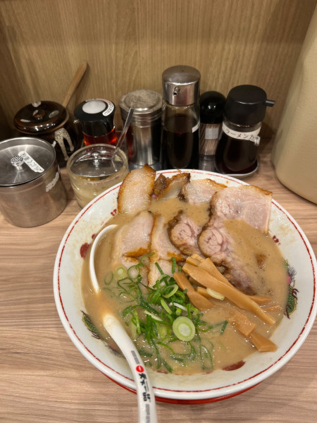 「豚トロチャーシューメン＋スープ増量」@天下一品 水道橋店の写真