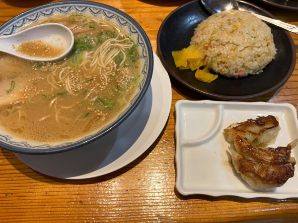 「ランチセット」@元祖赤のれん 節ちゃんラーメン 天神本店の写真