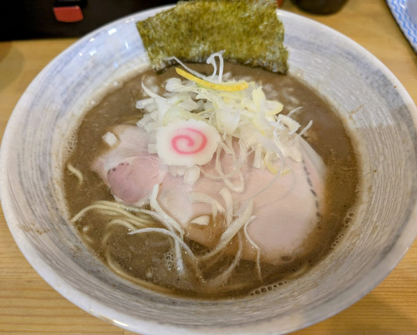 「濃厚煮干し(醤油)900円」@麺屋なると 伊奈店の写真